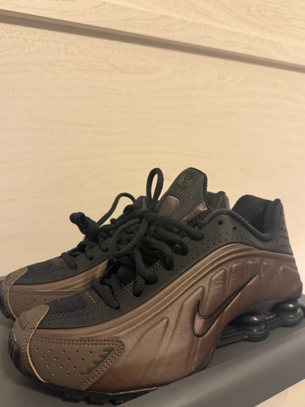 Nike Shox R4 Off Noir & Ironstone W 7.5 - Picture 4 of 5